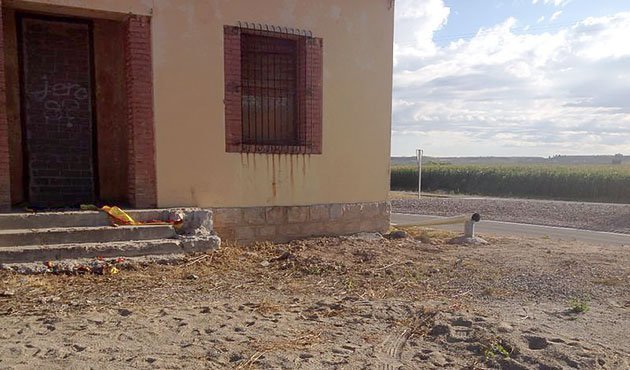 Estat en el qual ha quedat l&#39;estelada i el masteler que es va col·locar dissabte a Torregrossa.