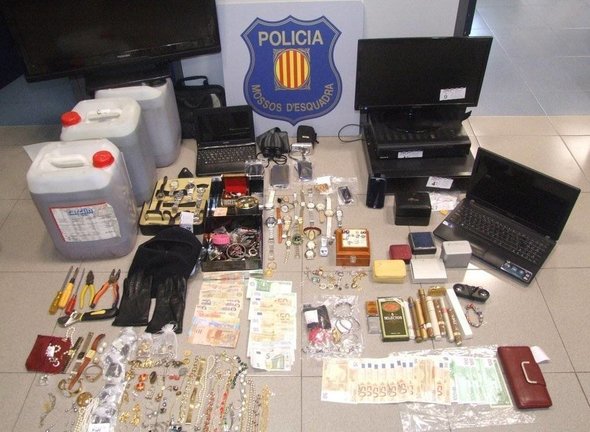 Els objectes trobats dins al domicili dels detinguts.