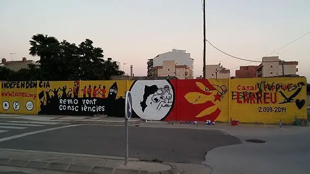 Pintades en el mural del cinquè aniversari de l'Arreu a la carretera del Palau de Mollerussa.
