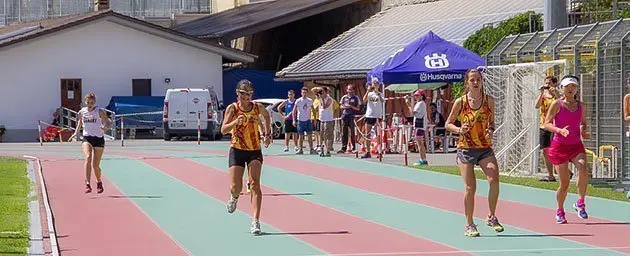 Els atletes dels Esbufecs van representar a Catalunya en el Retro Running World 2014.