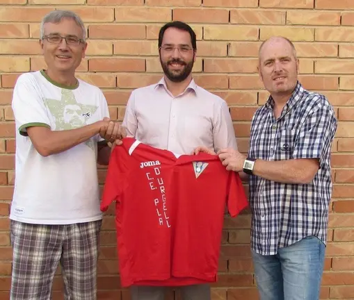 Carles Sorolla amb els directius del Club Esportiu Pla d'Urgell