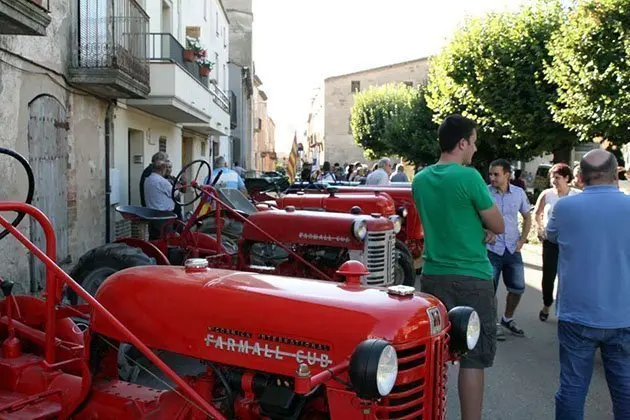 Exposició de tractors antics i d'eines del camp antigues