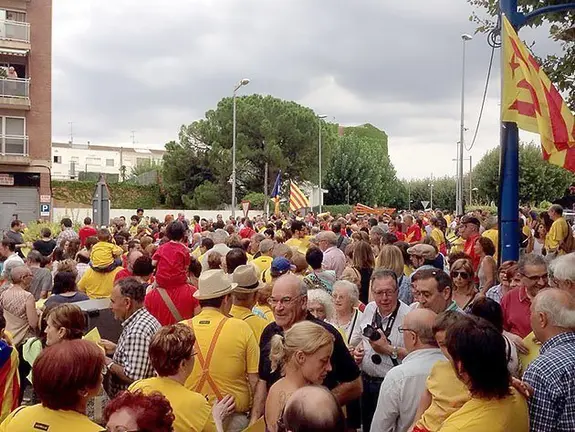 Al voltant d'un miler de persones participen en l'assaig de la V a Mollerussa.
