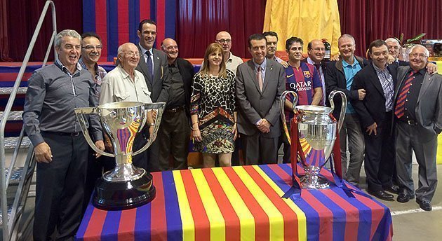 Directius i corporació municipal amb les copes del FC Barcelona.