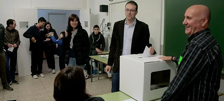 L'alcalde de Mollerussa Marc Solsona vota el l'Institut Terres de Poenet.