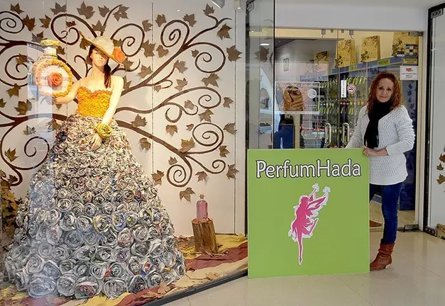 L'aparador de PerfumHada guanyador del Concurs de promoció dels Vestits de Paper.