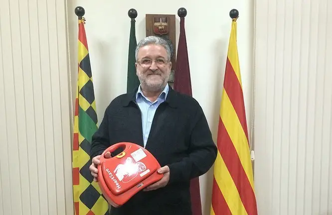 L'alcalde Francesc Fabregat mostra un dels desfibril·ladors adquirits pel consistori de Bellvís.
