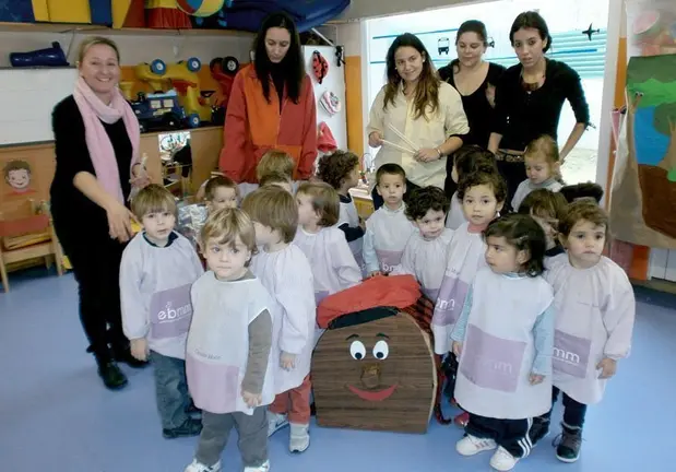 Els estudiants de l'Institut Mollerussa amb la quitxalla de les escoles bressol.