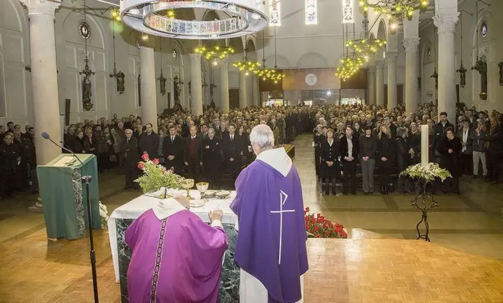 Multitudinari sepeli de l'empresari i cooperant Àngel Pujol.