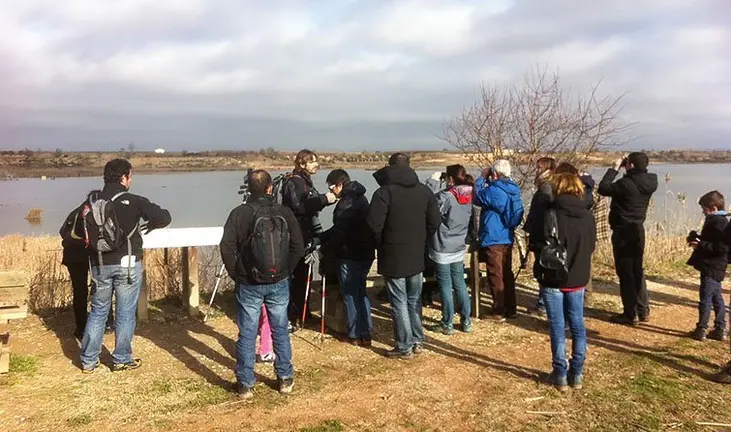 Els participants en el Dia mundial de les zones humides a l'Estany d'Ivars i Vila-sana.