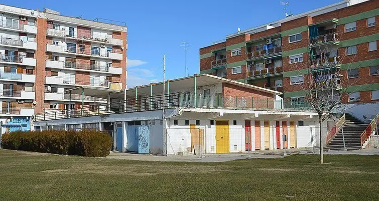 Antic bar de les piscines que s'enderrocarà per habilitar nova zona blava.