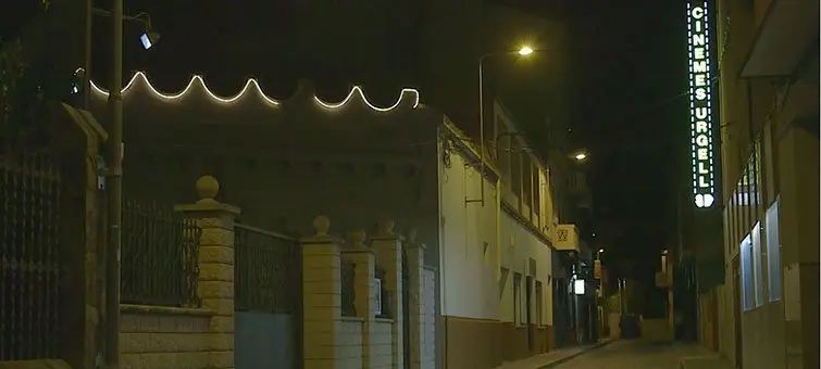El carrer Navarra s'ha quedat una mica més buit sense l'habitual cartellera.