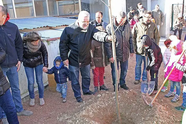 Els participants en el Dia Mundial de les Zones Humides planten un plataner.