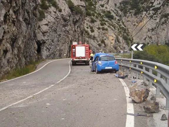 Desprendiments de roques a la C-14 a l'alçada del congost dels “Tresponts”