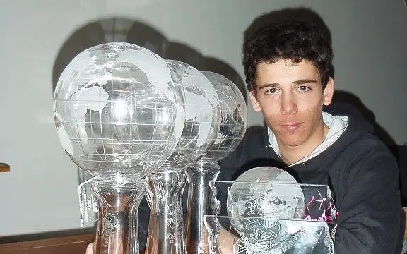Ramon Barrufet amb els trofeus de la competició a Baqueira Beret.