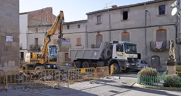 Obres de remodelació urbanística de la plaça Major del Palau d'Anglesola.