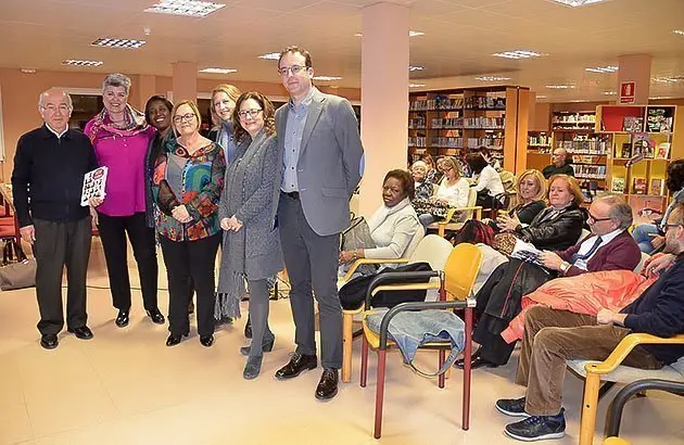 Rosa Maria Giralt i Mireia González, amb l'alcalde Marc Solsona i l'editor Lluís Pagès.