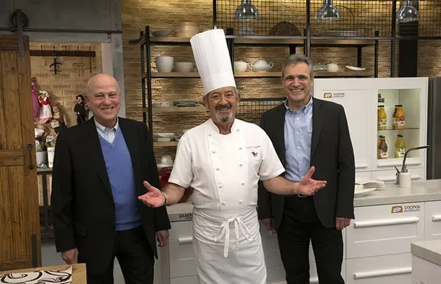 Karlos Arguiñano amb els directius d'Argal Antoni Escribà i Josep Maria Orteu.