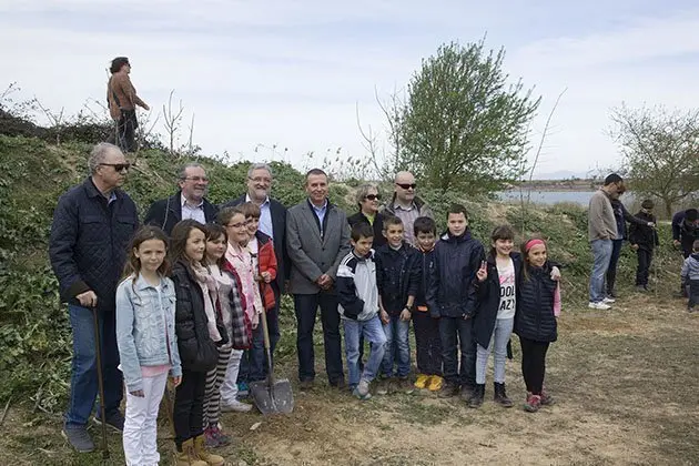 Les autoritats amb els nens i nenes que han plantat els arbres a l'Estany.