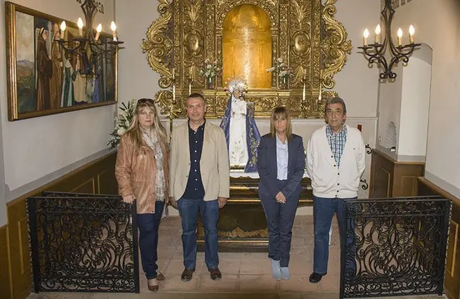 L'alcalde de Vila-sana Joan Ramon Sangrà amb el membres de la confraria.