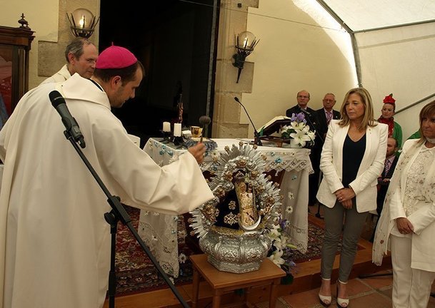 El bisbe de Solsona Xavier Novell beneeix la rèplica de la Mare de Déu de la Cabeza.