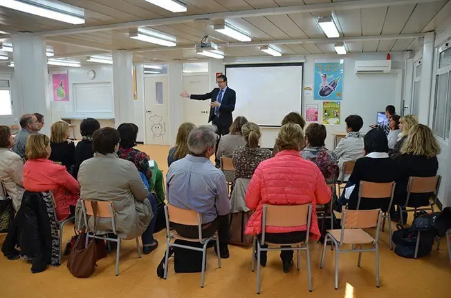 L'alcalde Marc Solsona en la xerrada a l'escola Les Arrels de Mollerussa.