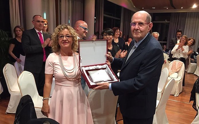 Manuel Roure rep el premi d'honor a la trajectòria del SIODEC.
