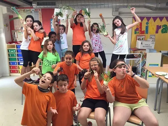 Alumnes que participen en el projecte la piràmide dels aliments.