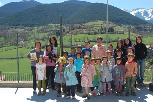 Imatge de la presentació del conte "La Clàudia i el seu casc de bombera" a l'escola Ridolaina.