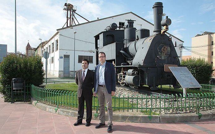Marc Solsona i Poldo Segarra presenten el concurs en la plaça del 'Ternquet de la sucrera'