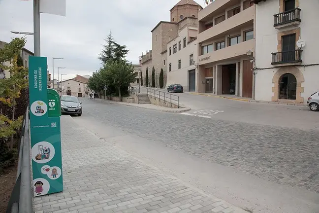 Columna de rescat cardíac instal·lat davant de l'Ajuntament a Golmés