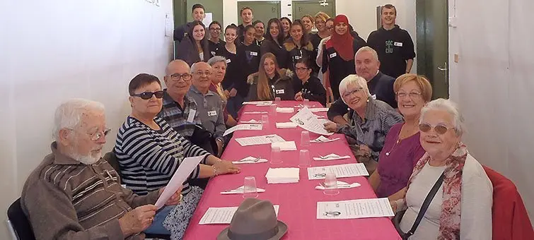 Els usuaris del Casal de la gent gran visiten l'INS Mollerussa