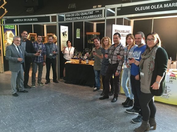 Productors i responsables institucionals brindant amb vi de les Garrigues a la inauguració de Fira ÀPAT 2015