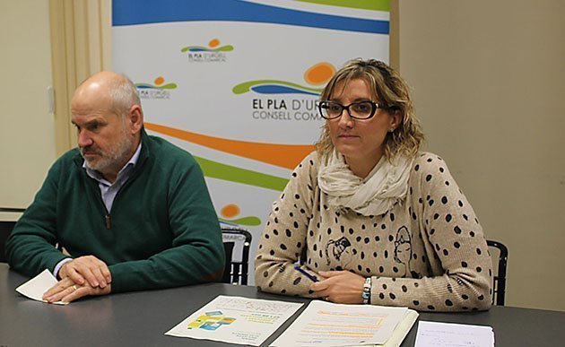 El president Josep M. Huguet i la tècnic Sonia Oriola presenten la campanya