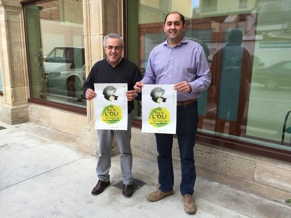L'alcalde i el regidor presentant el cartell oficial de la 53a Fira de l'Oli i les Garrigues