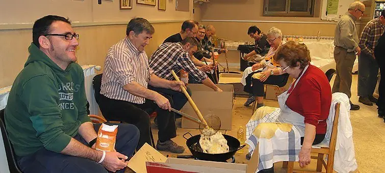 Els veíns de Castellnou de Seana prepares les Orelletes per Sant Blai