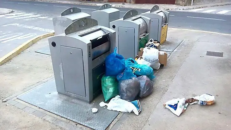 Brossa fora dels contenidors en una àrea d'aportació de la comarca