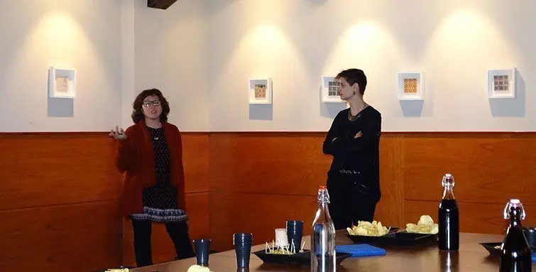 Mar Pallas i la directora Maribel Pedrol inauguren l'exposició
