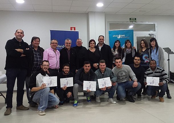 Entrega de diplomes als participants al programa 'Oportunitat Jove 2015' al CEI de les Borges Blanques interior