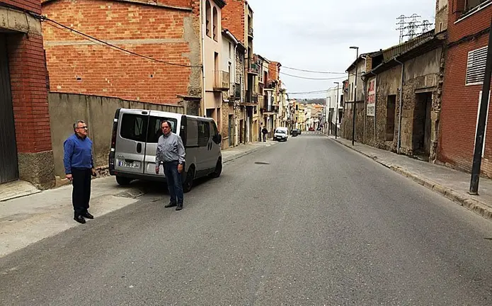 Visita de l'alcalde i el regidor per anunciar el projecte de reorganització de l'aparcament del carrer la Font interior