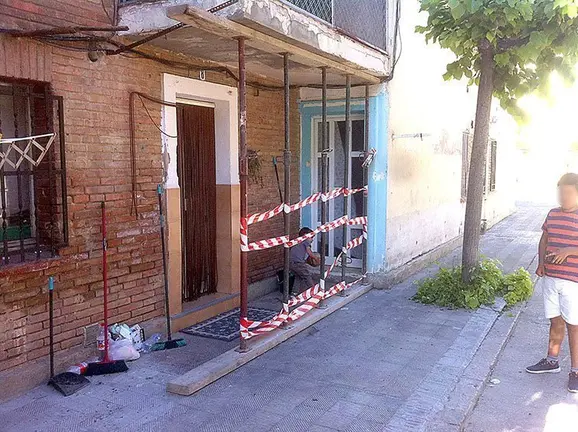 Un dels balcons de la primera planta que es va haver d'apuntalar