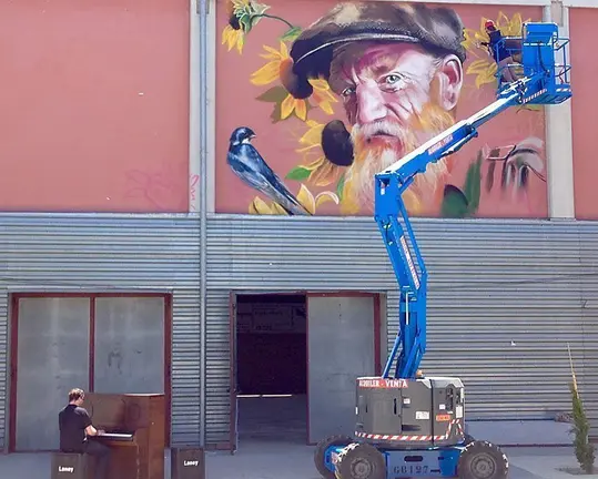Els artistes murals acompanyats de la música de David Pradas