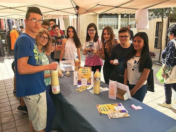 Els alumnes de l'INS Josep Vallverdú que han participat en el projecte Ensabona al Mercat de les Borges interior