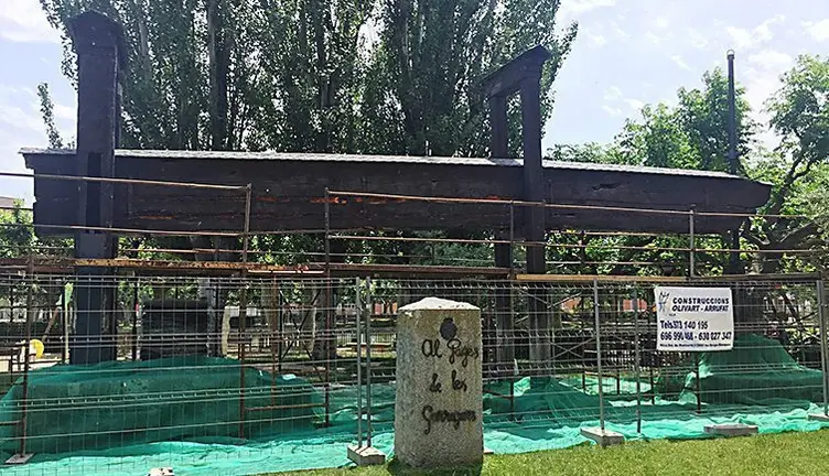 Els treballs de restauració de la premsa d'oli del segle XVII al Parc del Terrall de les Borges