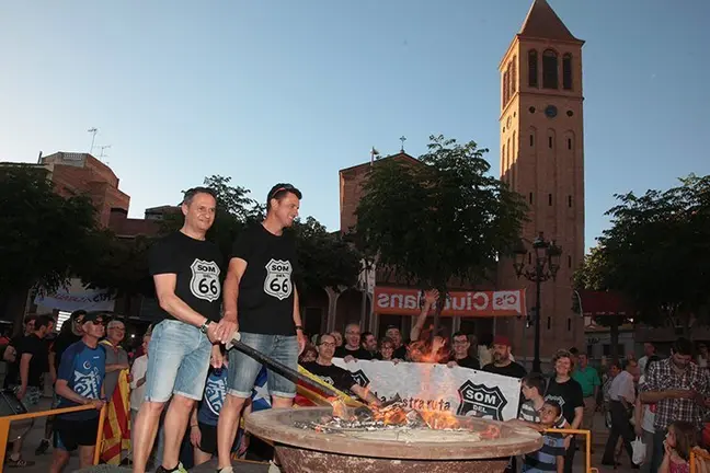 Els membres de la Colla Som del 66 encenen la torxa que encendrà la foguera de la revetlla
