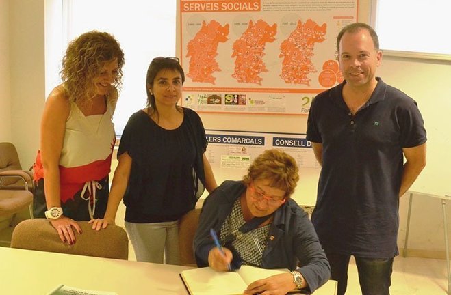 Consellera Bassa signa el llibre d'Honor del Consell Comarcal de La Segarra