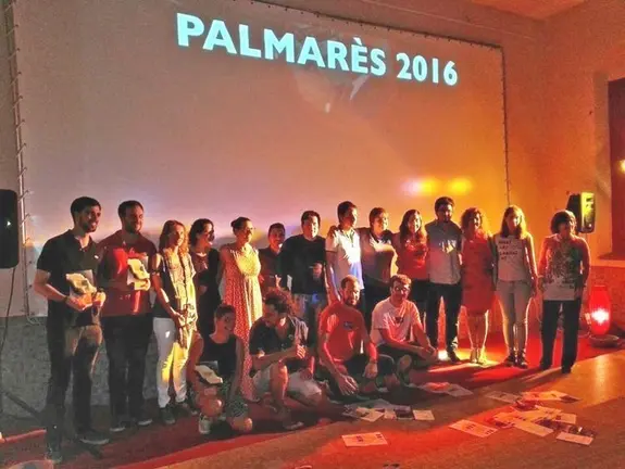 L'equip de Lo Cercacurts amb els i les guanyadores, finalistes i membres del jurat