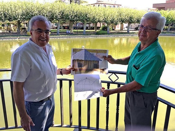 Enric Mir i Josep Domènech visualitzant la ubicació i com serà la nova caseta al les basses del Parc del Terrall 1