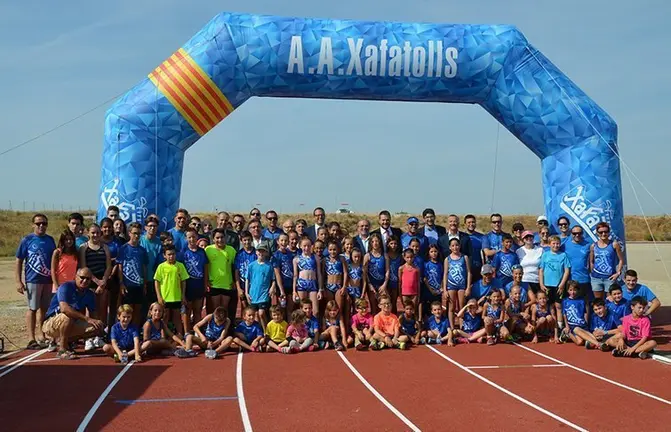 Visita de Gerard Figueras a la pista d'atletisme de La Serra amv els Xafatolls