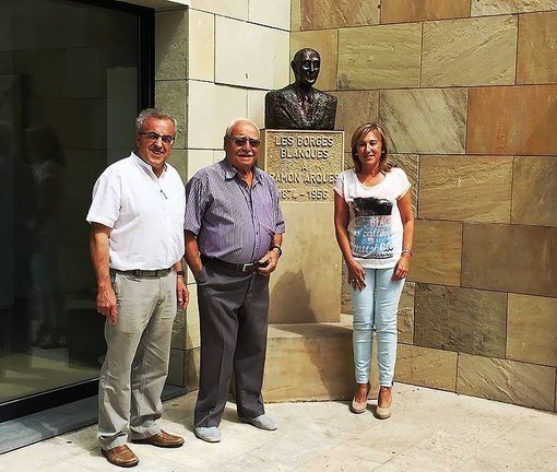 L'alcalde Enric Mir, la regidora Núria Palau i l'autor del bust, Josep Vallés restituint la figura de Ramon Arqués inerior